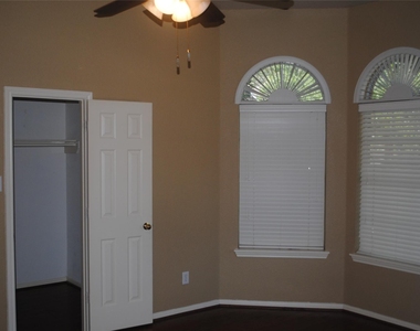 4606 Russett Lane - Photo Thumbnail 4