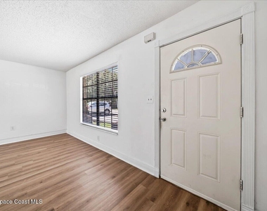 1300 Arlington Lane Ne - Photo Thumbnail 3