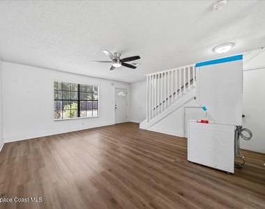 1300 Arlington Lane Ne - Photo Thumbnail 4