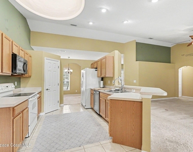 1129 Colonial Avenue Se - Photo Thumbnail 3