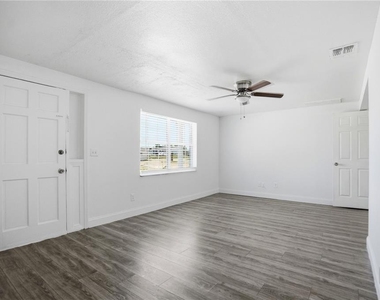 3301 Rosefield Drive - Photo Thumbnail 3