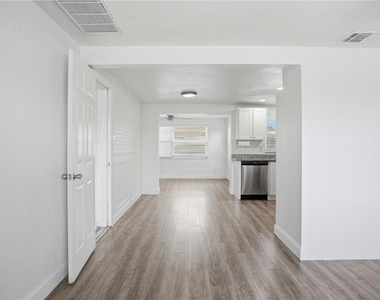 3301 Rosefield Drive - Photo Thumbnail 5