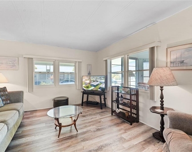 47 Delaware Court S - Photo Thumbnail 9