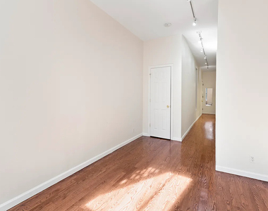 E 58th St & Sutton Place - Photo Thumbnail 3