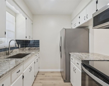 791 Lake Avenue - Photo Thumbnail 11