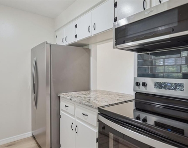 791 Lake Avenue - Photo Thumbnail 4
