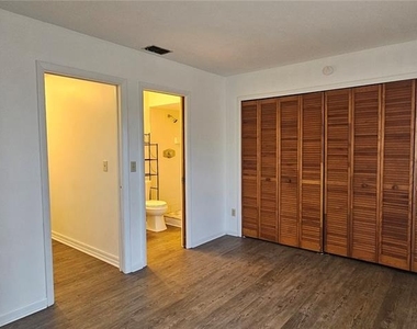 4904 Vincennes Court - Photo Thumbnail 9
