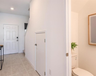 11821 Glenside Terrace - Photo Thumbnail 9