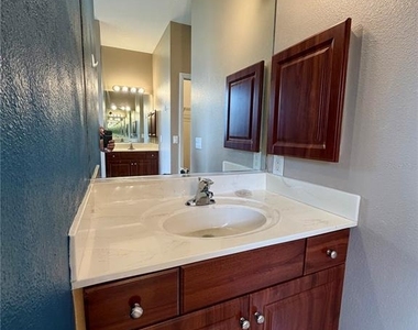 1204 S San Mateo Drive - Photo Thumbnail 11