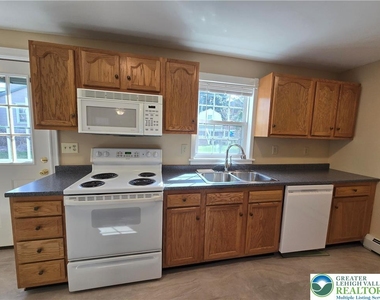 40 Evergreen Street - Photo Thumbnail 8