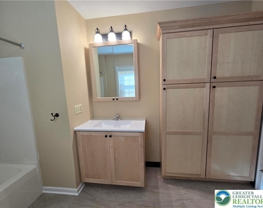 40 Evergreen Street - Photo Thumbnail 16
