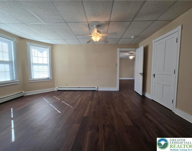 40 Evergreen Street - Photo Thumbnail 4