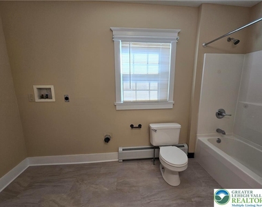 40 Evergreen Street - Photo Thumbnail 17