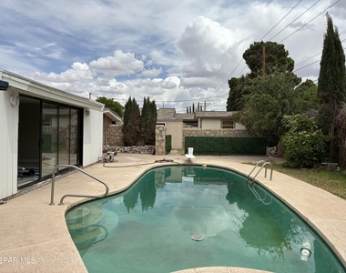 8316 W H Burges Drive - Photo Thumbnail 16