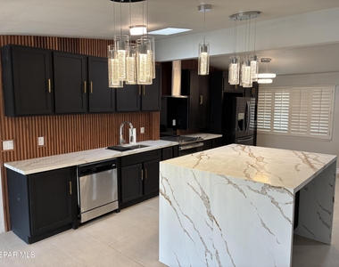 8316 W H Burges Drive - Photo Thumbnail 9