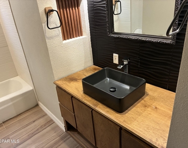 8316 W H Burges Drive - Photo Thumbnail 7