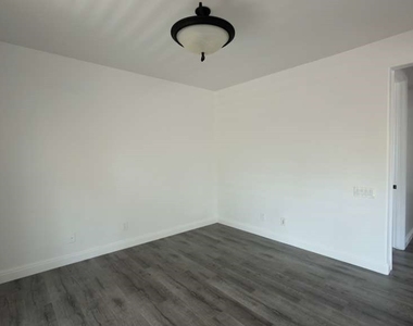 2321 Martinique Avenue - Photo Thumbnail 20