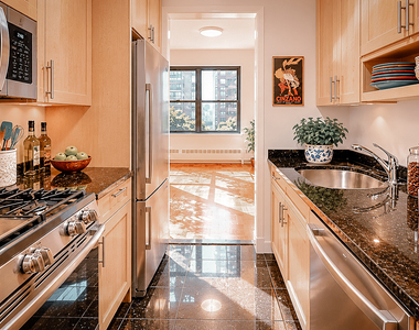 412 East 55th Street - Photo Thumbnail 2