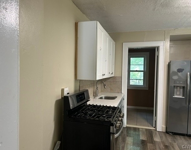 439 Valley Drive S - Photo Thumbnail 7