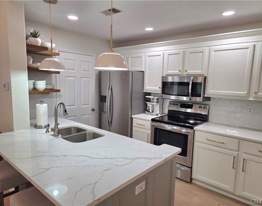 1105 Greymoor Way - Photo Thumbnail 8