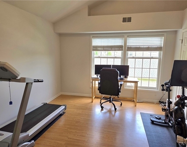 1105 Greymoor Way - Photo Thumbnail 16