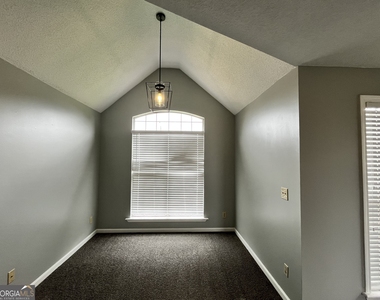 102 Myles Lane - Photo Thumbnail 6