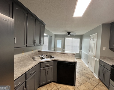 102 Myles Lane - Photo Thumbnail 9