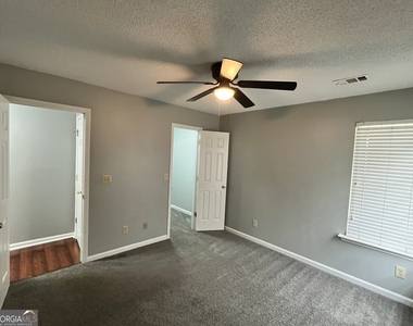 102 Myles Lane - Photo Thumbnail 14