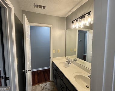 102 Myles Lane - Photo Thumbnail 15