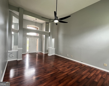 102 Myles Lane - Photo Thumbnail 11