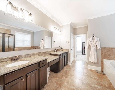 7740 Stratford Lane - Photo Thumbnail 12