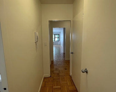 East 55 Street - Photo Thumbnail 4