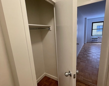East 55 Street - Photo Thumbnail 5