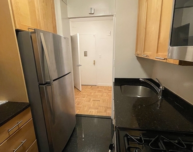 East 55 Street - Photo Thumbnail 8