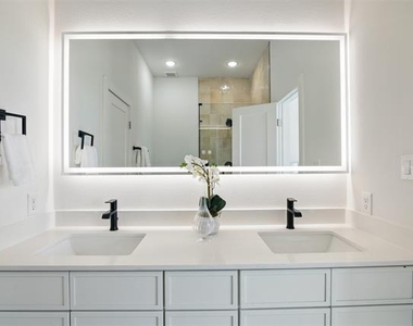 430 E 8th - Photo Thumbnail 20
