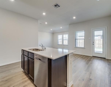 2921 Jasmine Drive - Photo Thumbnail 6