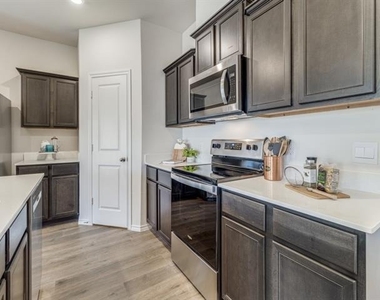 2921 Jasmine Drive - Photo Thumbnail 4