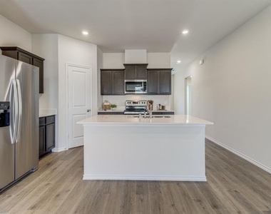 2921 Jasmine Drive - Photo Thumbnail 3