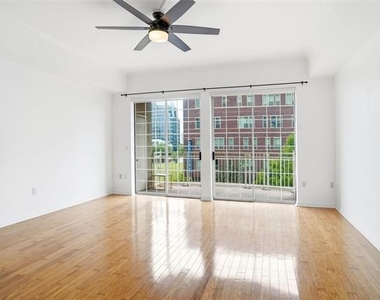 3225 Turtle Creek Boulevard - Photo Thumbnail 7