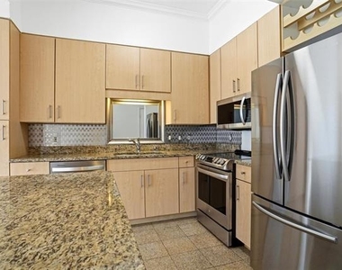 3225 Turtle Creek Boulevard - Photo Thumbnail 13