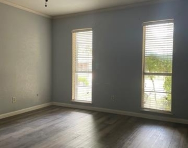 1425 Natchez Drive - Photo Thumbnail 3