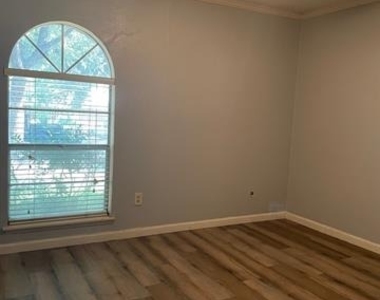 1425 Natchez Drive - Photo Thumbnail 4