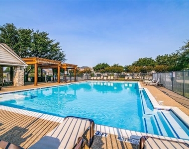 204 Lochwood Drive - Photo Thumbnail 4