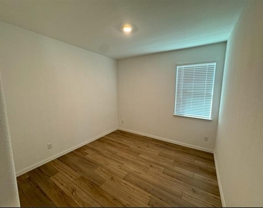 1105 Daffodil Street - Photo Thumbnail 7