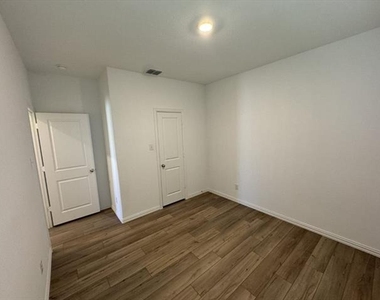 1105 Daffodil Street - Photo Thumbnail 8
