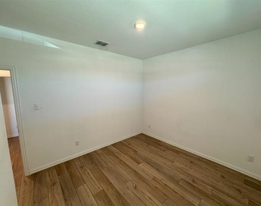 1105 Daffodil Street - Photo Thumbnail 4