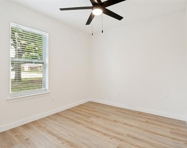 109 Sunset Drive - Photo Thumbnail 8
