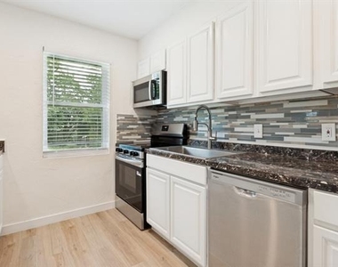 109 Sunset Drive - Photo Thumbnail 2