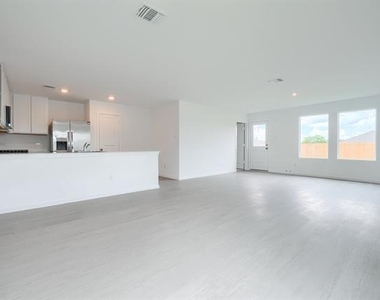 201 Cattail Lane - Photo Thumbnail 6