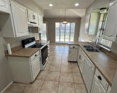 1007 Almond Court - Photo Thumbnail 8